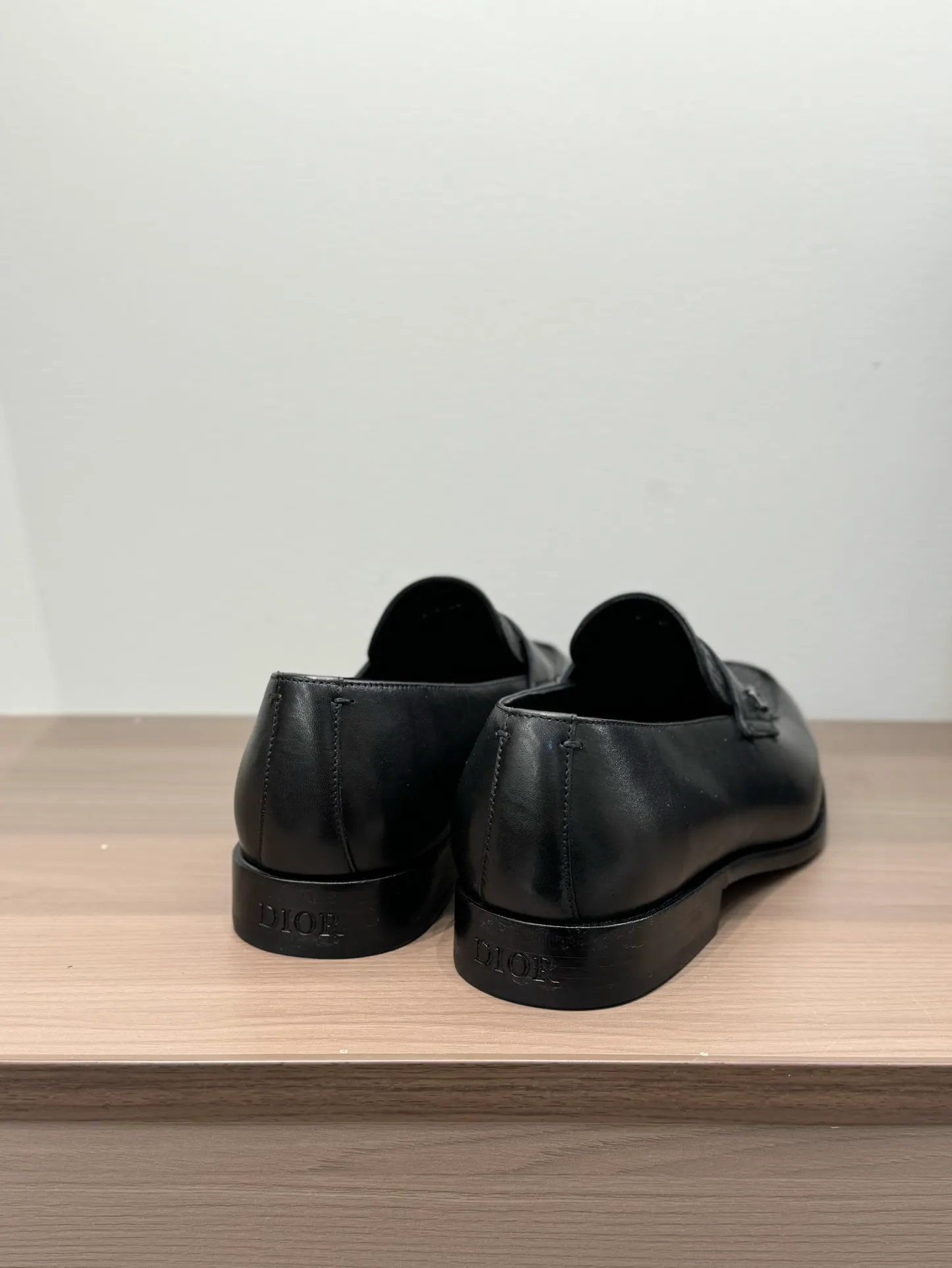 [Dior Dior] Top P: 960💰 Standard code 39-44 (38.45.46 custom-made, non-refundable and non-exchangeable) Dior Dior's latest high-end men's boutique casual leather shoes, the upper is carefully made of black cowhide/open-edge beaded leather/high-mercerized frosted cowhide, the classic silhouette shows elegance, and the upper strap is matched with a metal-coated CD Icon decorative buckle to enhance the style. Comfortable and lightweight, the Italian leather sole features anti-slip rubber inserts. The Blake structured leather sole with anti-slip details showcases Dio*'s exceptional craftsmanship. Elegant and refined, it can be matched with all kinds of suits.